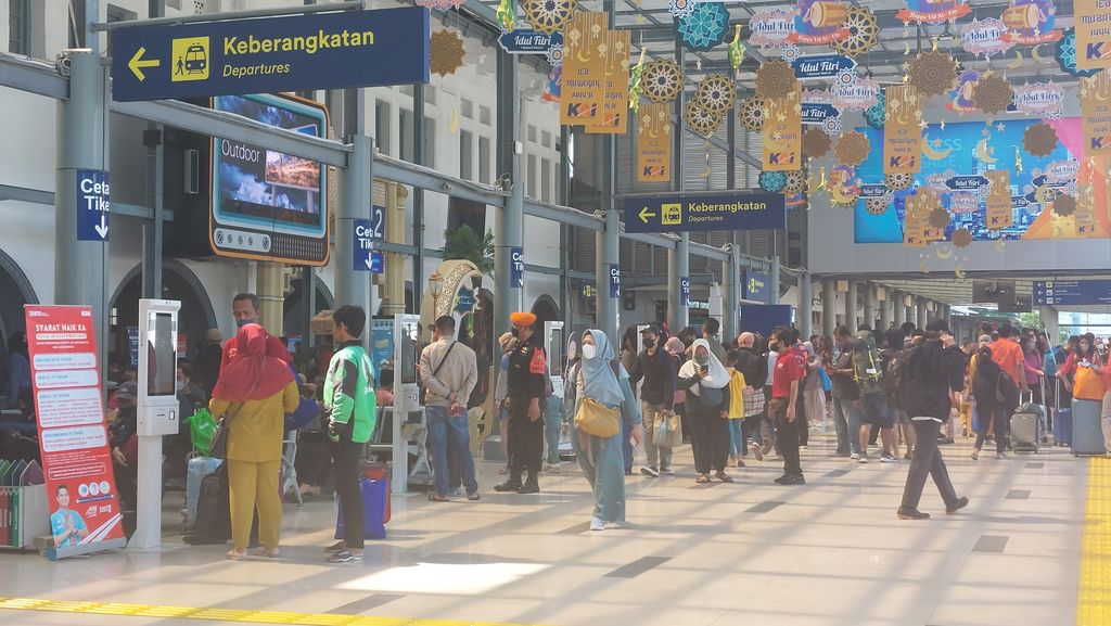 Suasana di Stasiun Pasar Senen pada Sabtu (8/4/2023)-(Rumondang/detikcom)