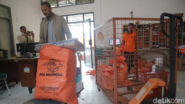 Suasana pengiriman paket lewat Kantor Pos Indonesia Cabang Kudus, Sabtu (8/4/2023).
