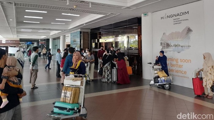 Suasana penumpang di terminal kedatangan Bandara Hang Nadim Batam.(Foto: Alamudin)