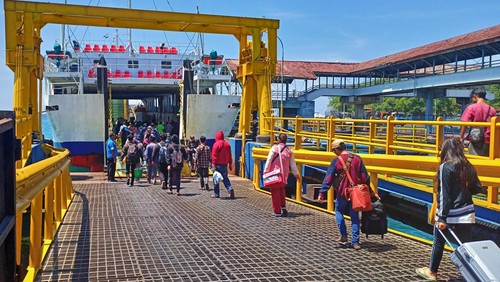 Suasana penyeberangan di Pelabuhan Padangbai, Kecamatan Manggis, Kabupaten Karangasem, Bali, beberapa waktu lalu.
