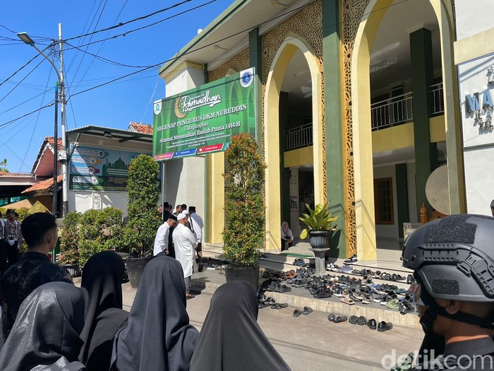 Suasana sekitar rumah duka istri Wakapolri, Tutik Gatot Eddy, di Jakarta Barat, 8 April 2023. (Silvia Ng/detikcom)