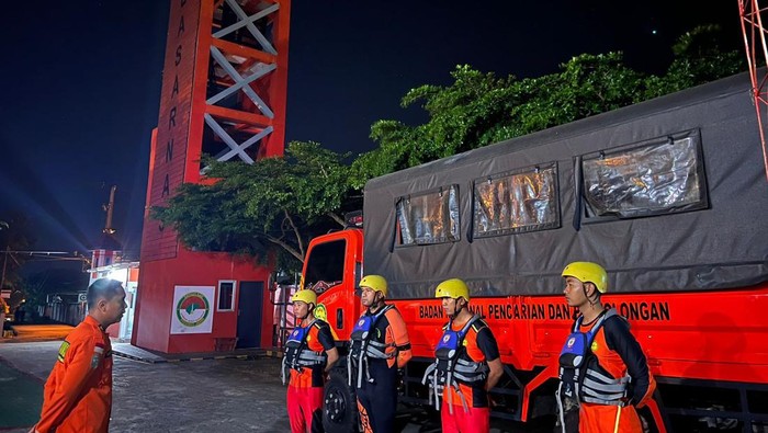 Tim SAR bersiap melakukan pencarian korban tenggelam di Sungai Batanghari