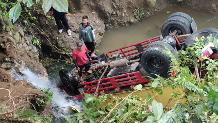 Truk masuk jurang di Tasikmalaya.