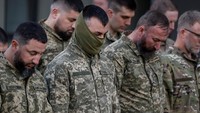 Para tentara saat mendengarkan pidato Presiden Zelenskiy jelang berbuka puasa.