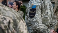 Para tentara Muslim Ukraina dapat dikenali dari patch lengan kiri dengan lafal Syahadat serta menandai bahwa mereka adalah warga Krimea.