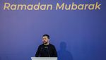 Momen Zelenskiy Berbagi Buka Puasa Bersama Tentara Muslim Ukraina
