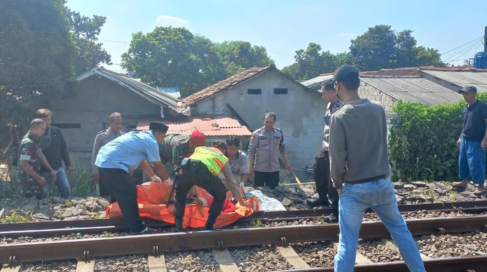 Wanita tewas tertabrak KRL di Bogor sampai leher putus