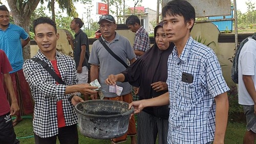 Warga demo dan dalang dana di kantor polisi karena kasus penganiyaan tidak digubris polisi, Sabtu (8/4/2023).