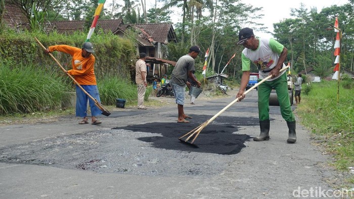 Warga Kalurahan Glagaharjo, Sleman memperbaiki jalan rusak di Padukuhan Singlar secara swadaya, Sabtu (8/4/2023).