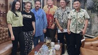 Selain tamu dari kalangan artis, beberapa pemangku kebijakan juga berkunjung ke rumah Adam dan Inul. Air mineral dan sop buah menjadi suguhan untuk tamu yang datang. Foto: Instagram/inul.d