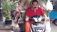 Seringkali melakukan hal unik, Adam Suseno pernah mencoba berjualan sayur. Ia mengendarai gerobak sayur bermotor dengan handal. Foto: Instagram/inul.d