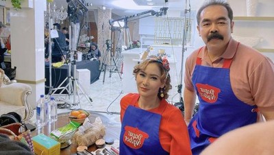 Romantis! Adam Suseno Rajin Bantu Inul Daratista Masak