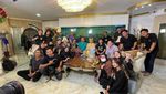 Romantis! Adam Suseno Rajin Bantu Inul Daratista Masak