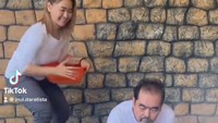 Adam Suseno yang sering membantu Inul Daratista memasak juga tak lepas dari kejahilan sang istri. Ia menjadi sasaran kejahilan saat memasak menggunakan tungku. Foto: Instagram/inul.d