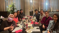 Adam dan Inul kerap tampil mesra dan lengket walaupun sudah menikah lama. Menjamu tamu dengan makan malam, Adam Suseno setia mendampingi istrinya. Foto: Instagram/inul.d