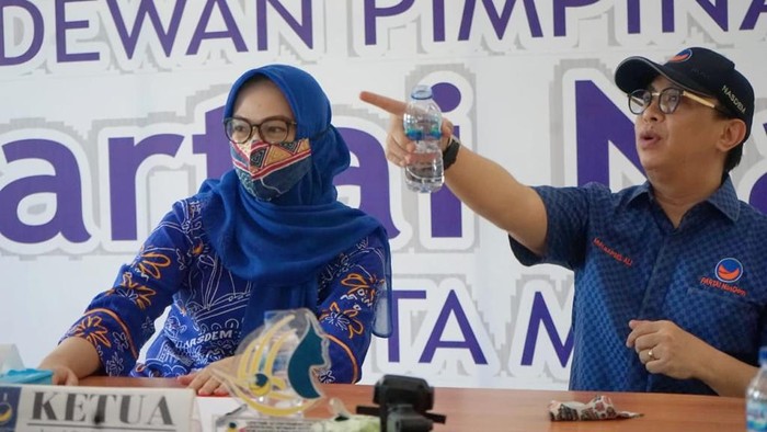 Anggota Komisi VI DPR RI Rapsel Ali bersama Ketua DPD NasDem Makassar Rachmatika Dewi dalam kunjungan kerjanya di Makassar, Sulsel.
