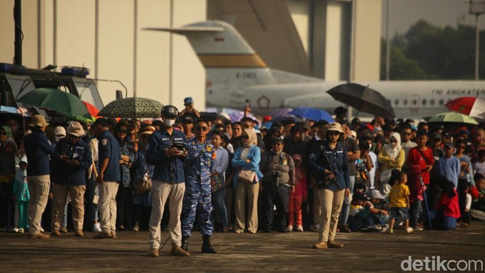 Antusiasme Warga Panas-panasan Nonton Atraksi HUT TNI AU Warga memenuhi area Lanud Halim Perdanakusuma Jakarta untuk menyaksikan atraksi dalam HUT ke-77 TNI AU. Mereka rela panas-panasan di lapangan.