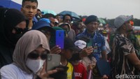 Mereka sengaja datang sejak pukul 07.00 WIB untuk melihat atraksi prajurit TNI AU. 
