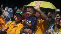 Para orang tua juga mengajak anak-anaknya menyaksikan puncak HUT ke-77 TNI AU. 