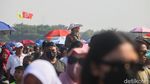 Antusiasme Warga Panas-panasan Nonton Atraksi HUT TNI AU