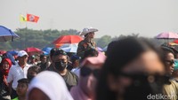 Cuaca panas tidak menghalangi antusiasme warga. 
