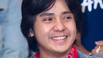 7 Gaya Arbani Yasiz Jadi Dilan Gantikan Iqbaal Ramadhan di Film Ancika 1995