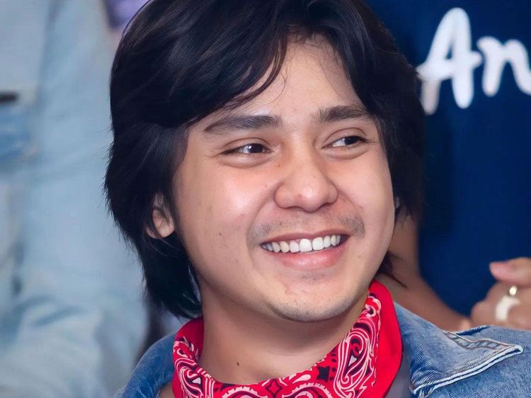 7 Gaya Arbani Yasiz Jadi Dilan Gantikan Iqbaal Ramadhan di Film Ancika 1995