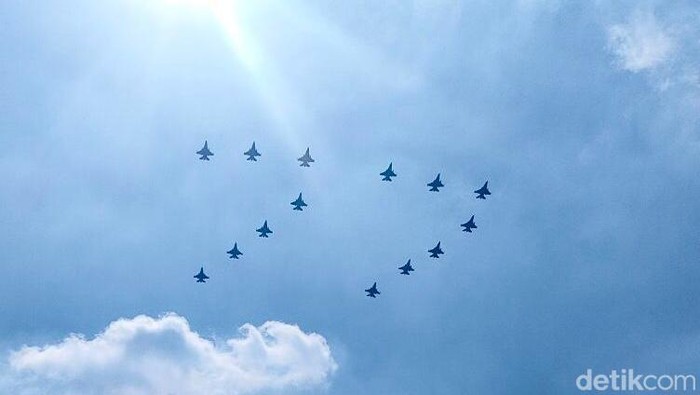 Atraksi TNI di Ultah ke-77, Pesawat Tempur Bentuk Angka 77 di Langit. (Dwi Rahmawati/detikcom)