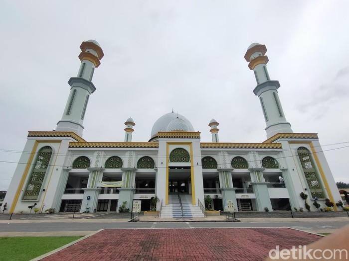 Bangunan Masjid Agung Achmad Bakrie Kisaran dengan arsitektur bangunan mirip Taj Mahal.