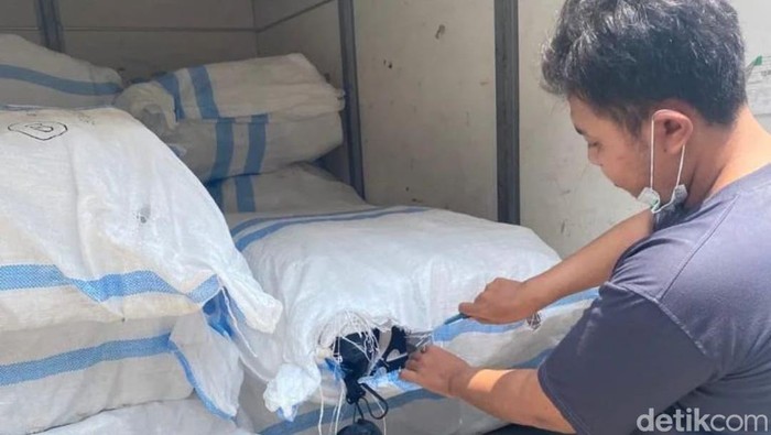 Belasan bal sepatu bekas ditemukan polisi di gudang kargo JNT di Deli Serdang, Sumut.