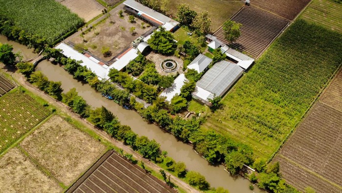 Berkunjung ke Wisata Irigasi Persawahan di Nganjuk Pengunjung bermain sepeda air di Wisata Tani Betet, Ngronggot, Nganjuk, Jawa Timur, Minggu, (9/4/2023). Wisata tersebut merupakan saluran irigasi persawahan yang dikelola warga setempat menjadi obyek wisata dengan harapan dapat menggerakkan ekonomi masyarakat sekitar.
ANTARA FOTO/Muhammad Mada/Zk/nz
