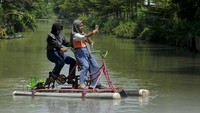 Dalam wisata ini, pengunjung juga dapat bermain sepeda air.
