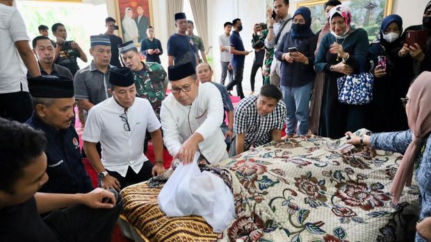 Danny Pomanto saat melayat ke rumah duka Rapsel Ali.
