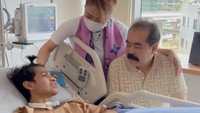 Meski masih sulit mengeluarkan suara, David Ozora berusaha bicara dengan Adam Suseno dan Inul Daratista. Foto: dok. Instagram Inul Daratista
