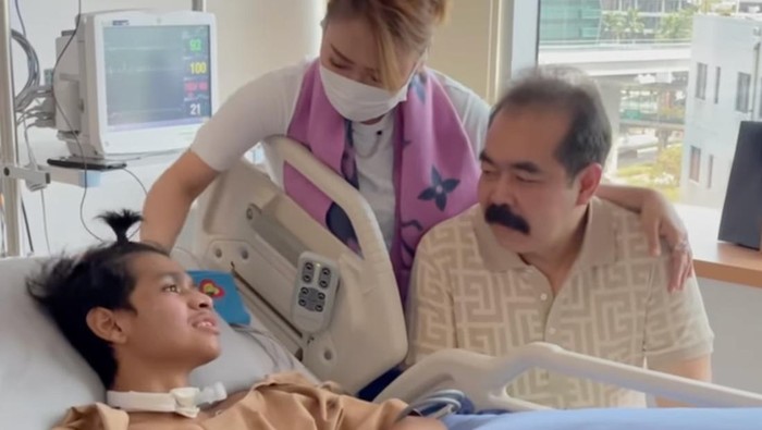Momen David Ozora bertemu dan memegang kumis Adam Suseno.