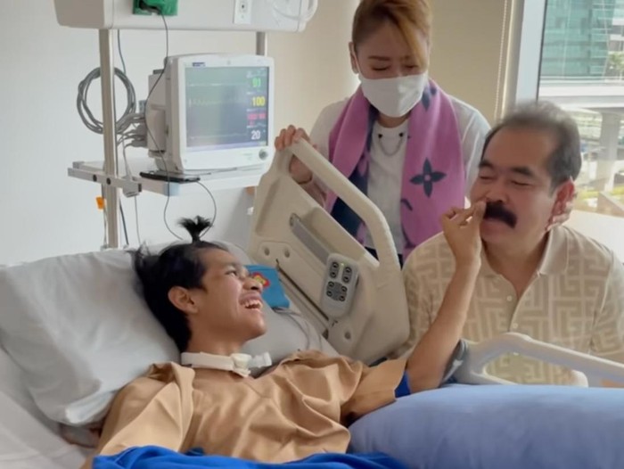 David Ozora kesampaian memegang kumis Adam Suseno.