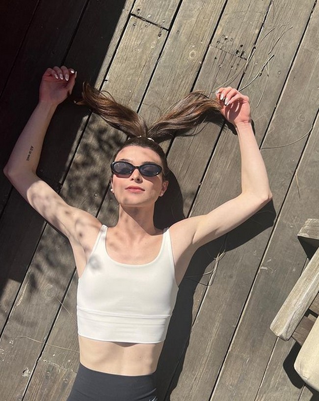 Nike memicu kemarahan dari sejumlah feminis karena memakai influencer transgender Dylan Mulvaney menjadi model untuk legging dan sport bra. Banyak orang yang menyuarakan kemarahan mereka di Twitter setelah Dylan memposting konten yang mengiklankan pakaian olahraga dari Nike. Foto: dok. Instagram