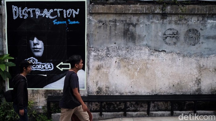 Mural foto karya Sutrisno Jambul disajikan dalam pameran Distraction di Jakarta. Mural ini menitikberatkan manekin sebagai objek foto.