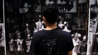 Pengunjung mengamati mural foto bertajuk Distraction di M Bloc Space, Jakarta, Minggu (9/4/2023).