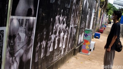 Ekspresi Kehilangan Perempuan dalam Mural Foto Manekin di M Bloc