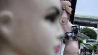 Kumpulan potongan manekin sebagai pengalihan Sutrisno karena trauma kehilangan perempuan yang ia cintai. 