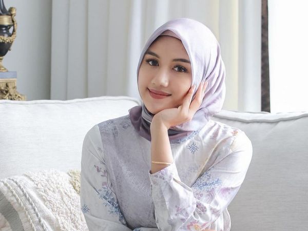 5 Gaya Hijab Erina Gudono Saat Ikut Kajian, Cantik dan Manglingi
