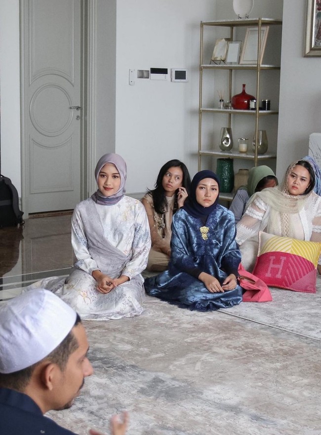 Erina Gudono menggelar acara kajian Bulan Ramadan di kediamannya pada Kamis (6/4/2023). Dalam acara tersebut finalis Puteri Indonesia ini tampil dengan busana modest dan berhijab. Foto: Instagram/@erinagudono