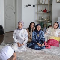 Erina Gudono menggelar acara kajian Bulan Ramadan di kediamannya pada Kamis (6/4/2023). Dalam acara tersebut finalis Puteri Indonesia ini tampil dengan busana modest dan berhijab. Foto: Instagram/@erinagudono