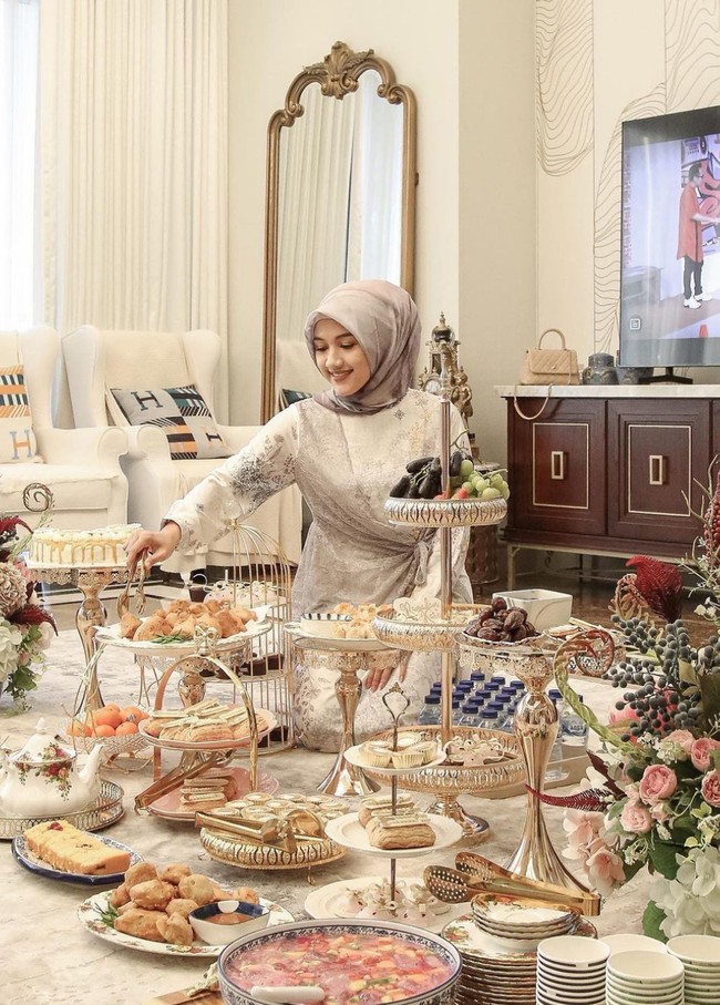 Erina Gudono mengenakan busana koleksi RAYA dari desainer Ria Miranda. Gamis motif floral tersebut terinspirasi dari keindahan alam Minangkabau.  Foto: Instagram/@erinagudono