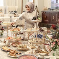 Erina Gudono mengenakan busana koleksi RAYA dari desainer Ria Miranda. Gamis motif floral tersebut terinspirasi dari keindahan alam Minangkabau.  Foto: Instagram/@erinagudono