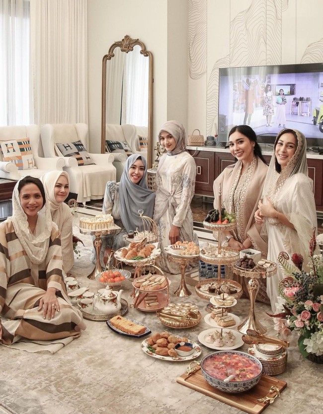 Kajian mingguan sekaligus acara buka bersama ini juga diikuti oleh beberapa kerabat Erina Gudono.  Foto: Instagram/@erinagudono
