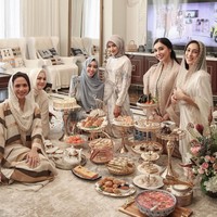 Kajian mingguan sekaligus acara buka bersama ini juga diikuti oleh beberapa kerabat Erina Gudono.  Foto: Instagram/@erinagudono