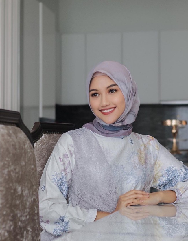 Penampilan Erina Gudono dengan busana hijab menuai pujian dari netizen. Banyak yang berkomentar penampilannya lebih cantik saat berhijab. Tak sedikit pula yang pangling dengan gaya berbeda wanita 26 tahun ini. Foto: Instagram/@erinagudono