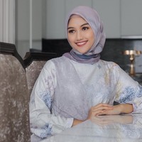 Penampilan Erina Gudono dengan busana hijab menuai pujian dari netizen. Banyak yang berkomentar penampilannya lebih cantik saat berhijab. Tak sedikit pula yang pangling dengan gaya berbeda wanita 26 tahun ini. Foto: Instagram/@erinagudono